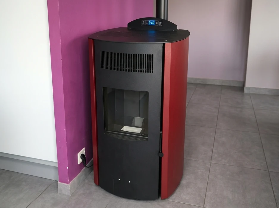 Extérieur d'une maison moderne avec pompe à chaleur air-eau installée sur socle béton