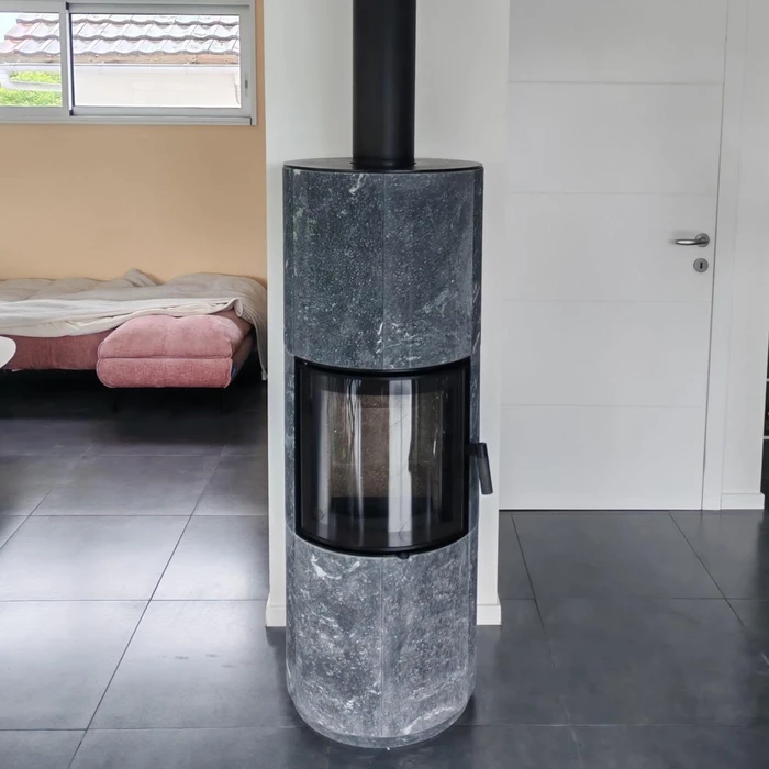 Intérieur résidentiel avec radiateur à gaz portatif en fonctionnement, placé sur parquet bois clair près d'un sapin de Noël décoré