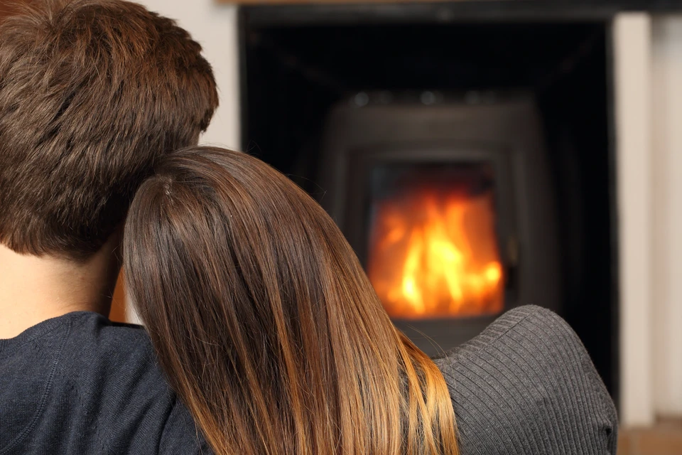 Gros plan sur une bille brûlée dans une cheminée
